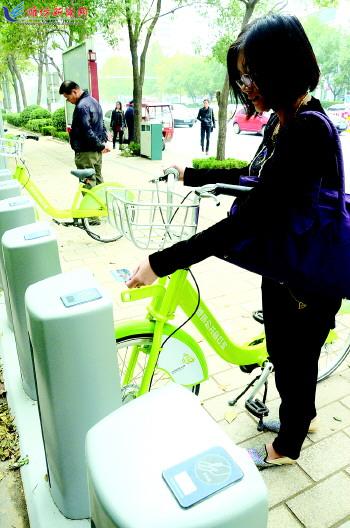市民在站點(diǎn)刷卡取車。記者 殷夢(mèng)