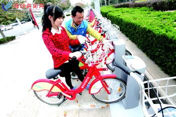 工作人員指導(dǎo)市民取車。記者 張馳