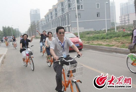 記者們騎上公共自行車，感受到城市公共自行車的便捷和樂趣。 記者 郭豪 攝。