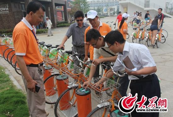 采訪團(tuán)記者做好準(zhǔn)備體驗(yàn)公共自行車。 記者 郭豪 攝。