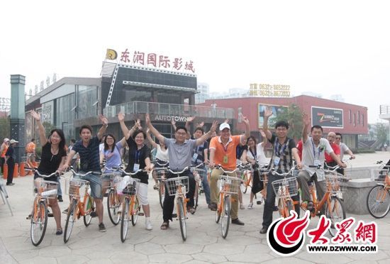 采訪團(tuán)記者做好準(zhǔn)備體驗(yàn)公共自行車。 記者 郭豪 攝。